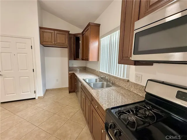 $2,499 | 6917 Woodman Avenue, Unit 7, Van Nuys, CA 91405