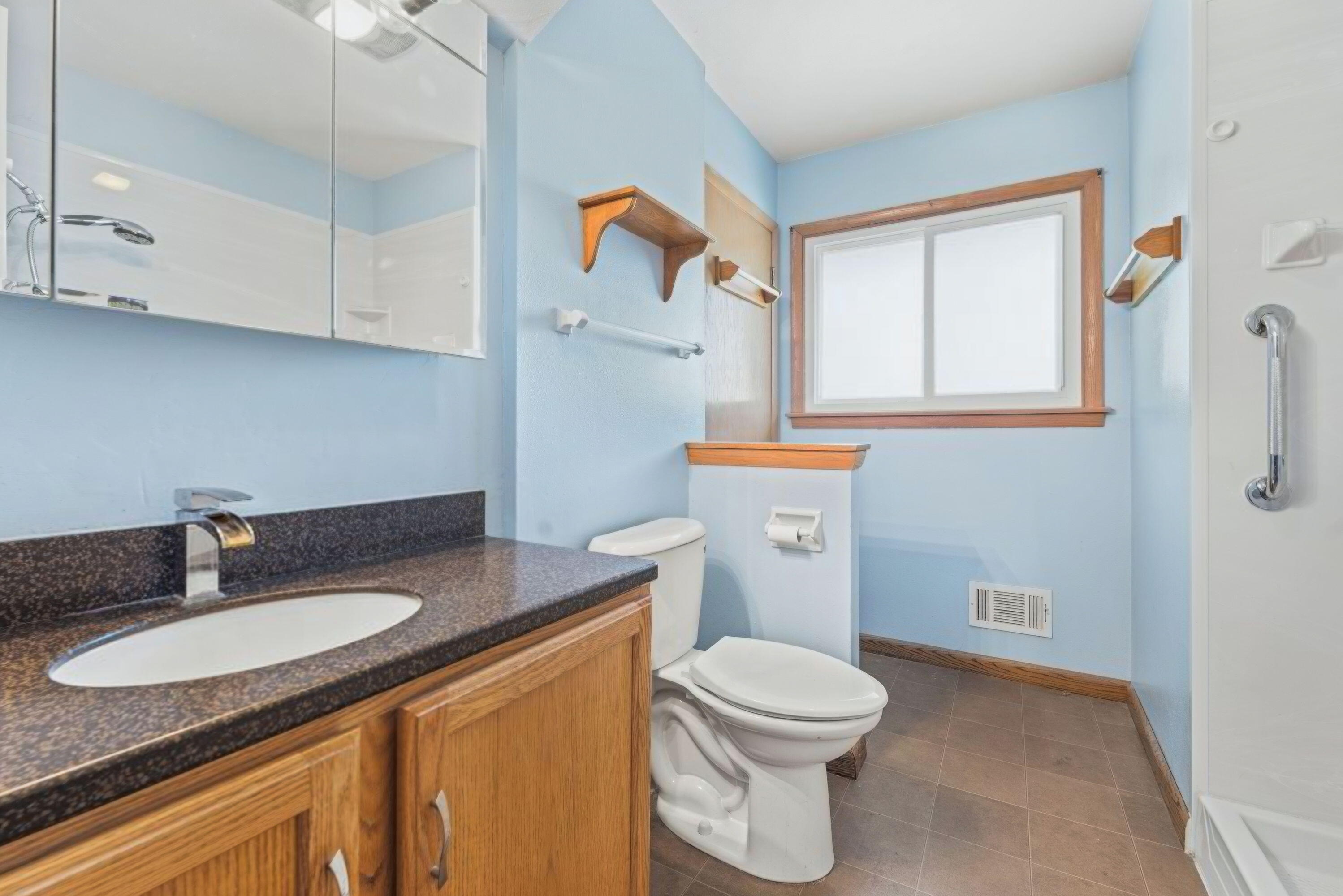 11801 West Appleton Avenue Milwaukee, WI 53224 - Photo 19 of 26 Bath with shower