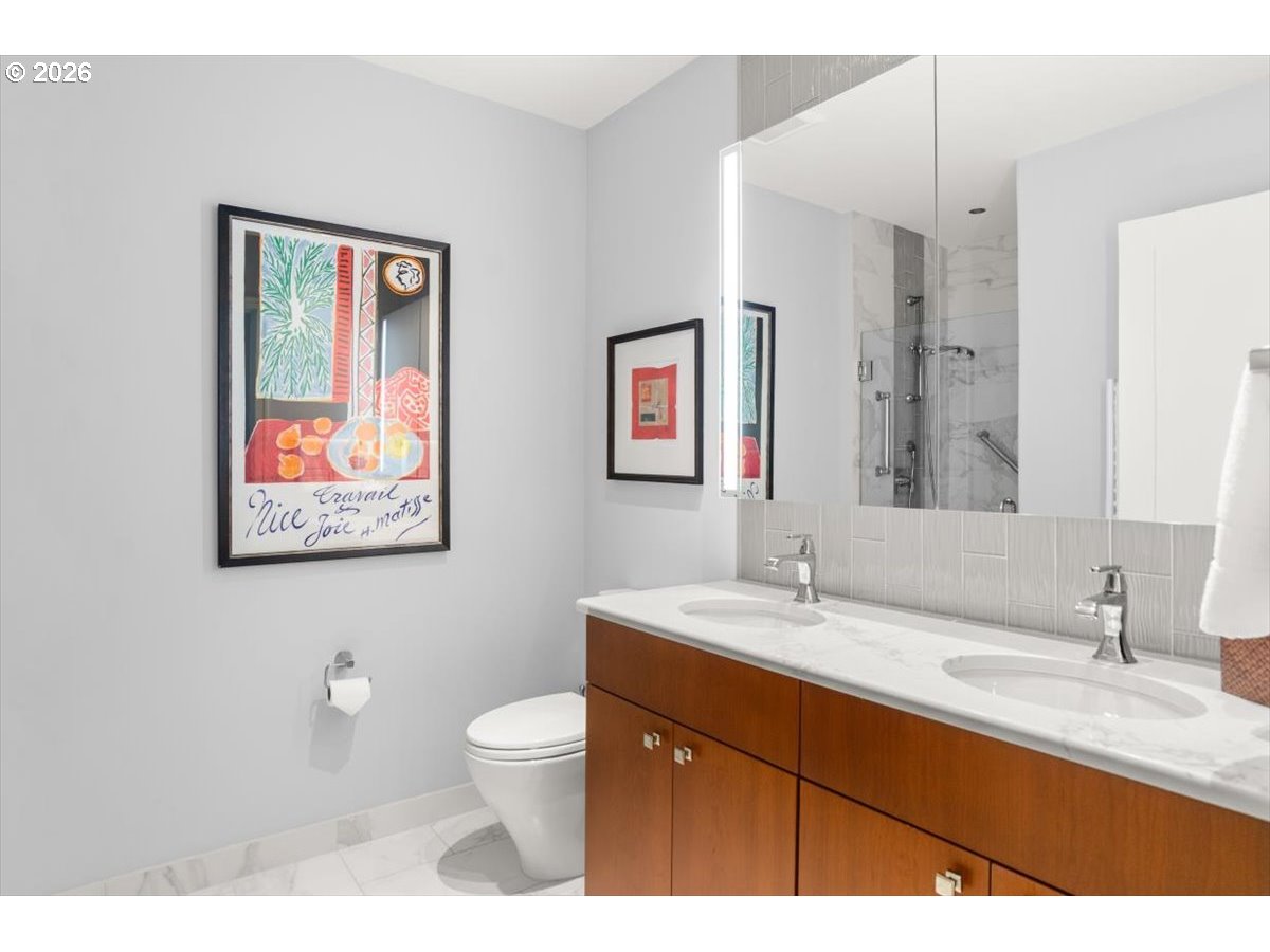 841 Southwest Gaines Street, Unit 1412 Portland, OR 97239 - Photo 28 of 41 Bathroom