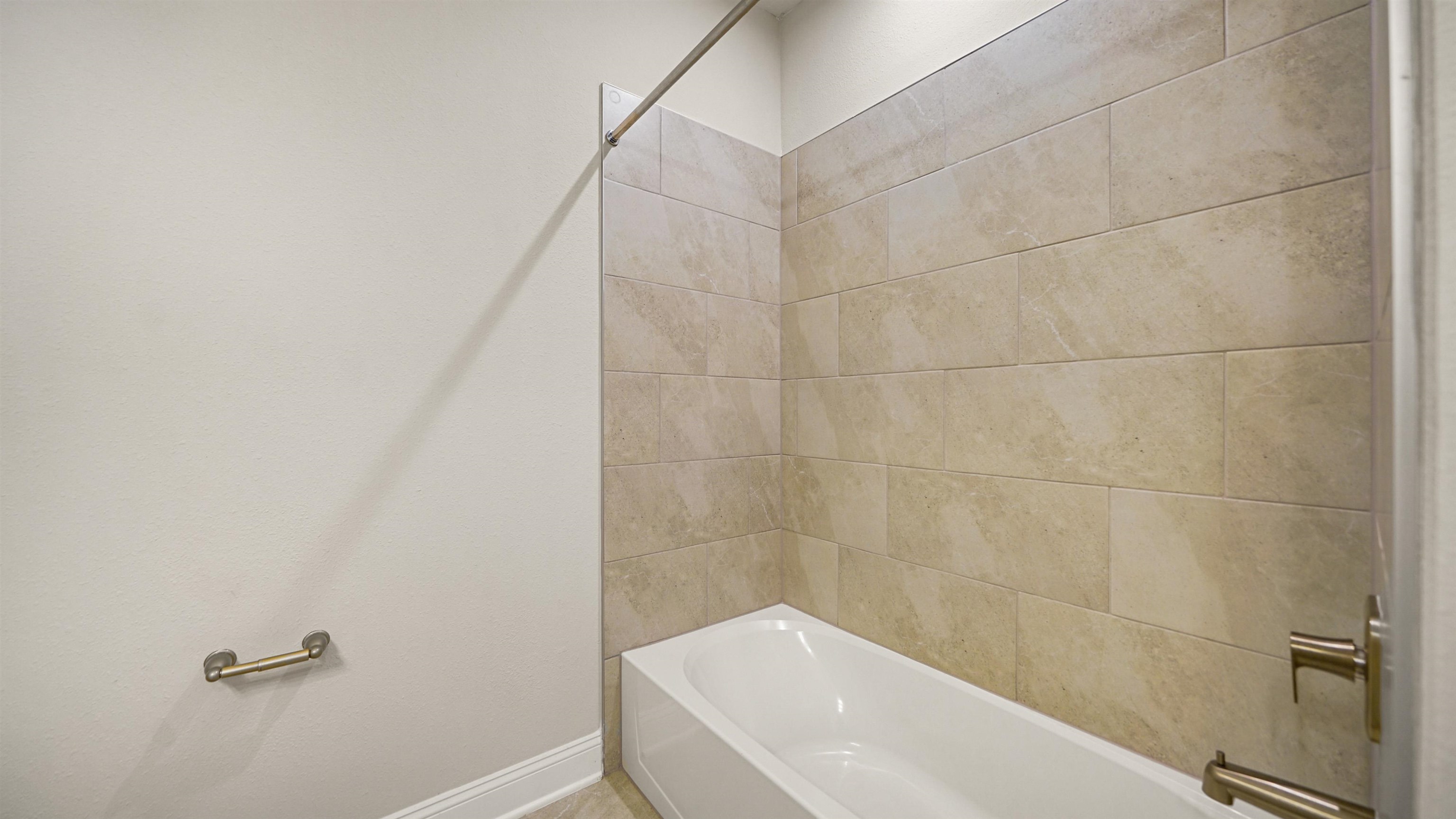 14141 Backbarrier Road Jacksonville, FL 32224 - Photo 22 of 45 a bathroom with a bathtub