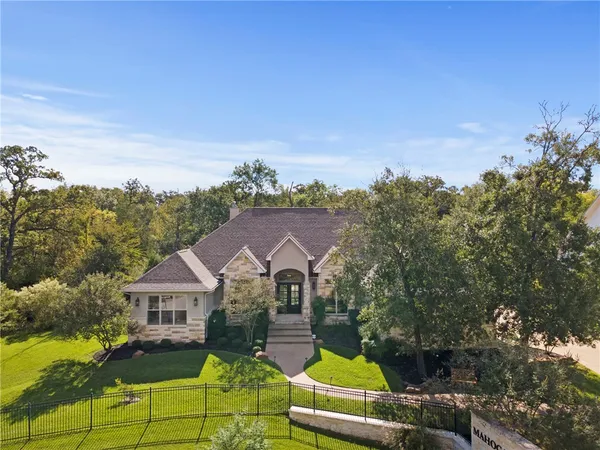 a view of house and yard with swimming pool