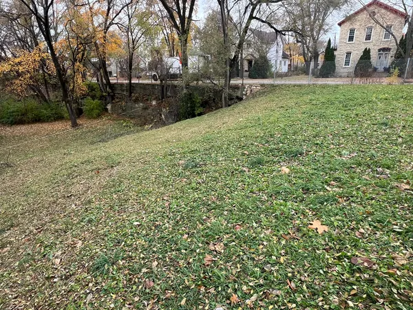 a view of a yard with a house