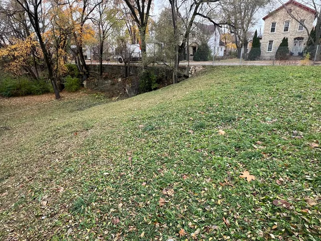 a view of a yard with a house