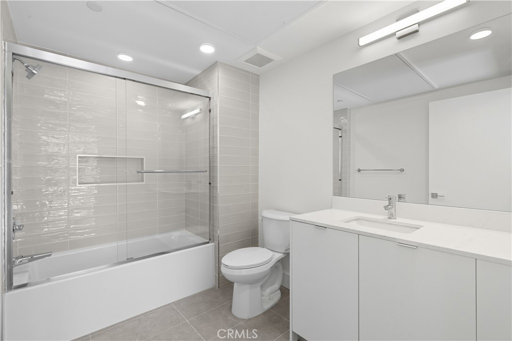 12078 Guerin Street, Unit 406 Studio City, CA 91604 - Photo 10 of 16 a bathroom with a sink a toilet and a bathtub