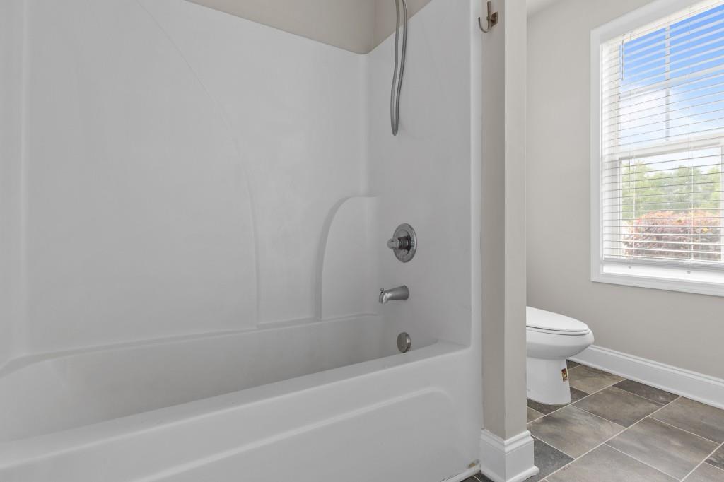 320 Lokeys Lane Bethlehem, GA 30620 - Photo 34 of 44 a bathroom with a bathtub and a toilet