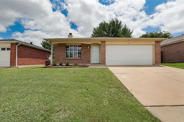 $275,000 | 511 Hollyberry Drive, Mansfield, TX 76063