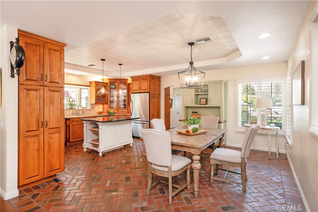 2372 Shadow Hill Drive Riverside, CA 92506 - Photo 12 of 75