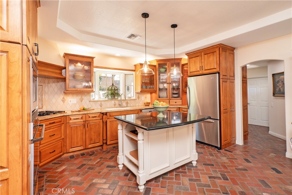 2372 Shadow Hill Drive Riverside, CA 92506 - Photo 13 of 75