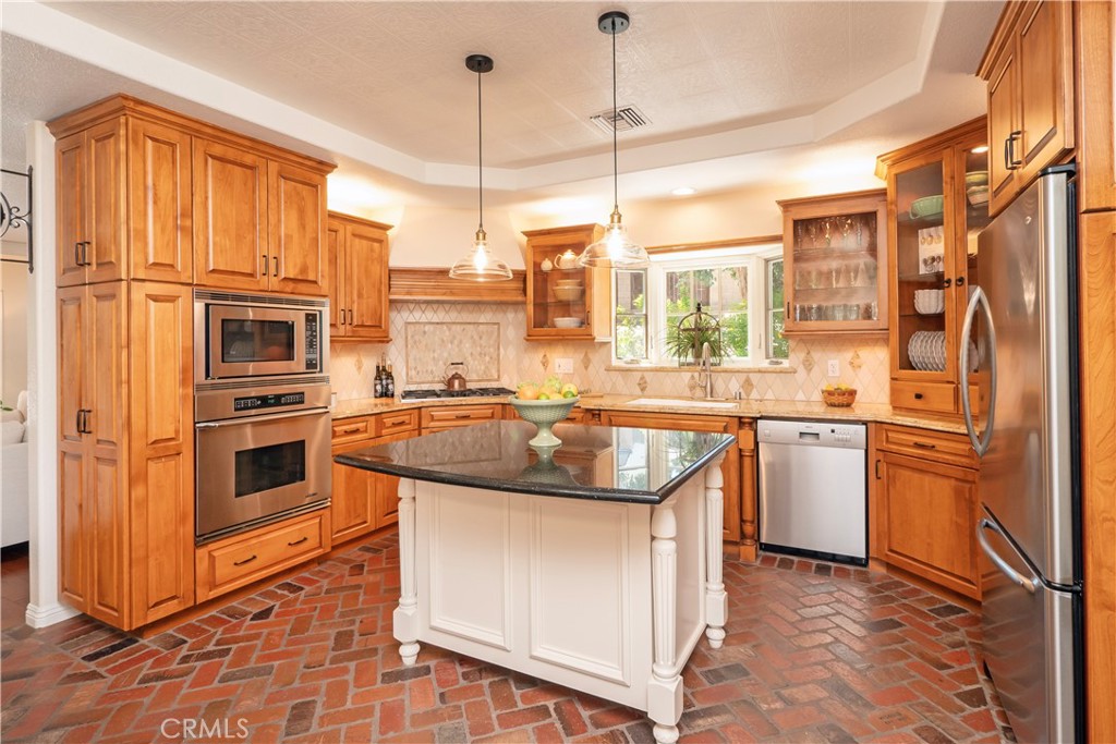 2372 Shadow Hill Drive Riverside, CA 92506 - Photo 14 of 75
