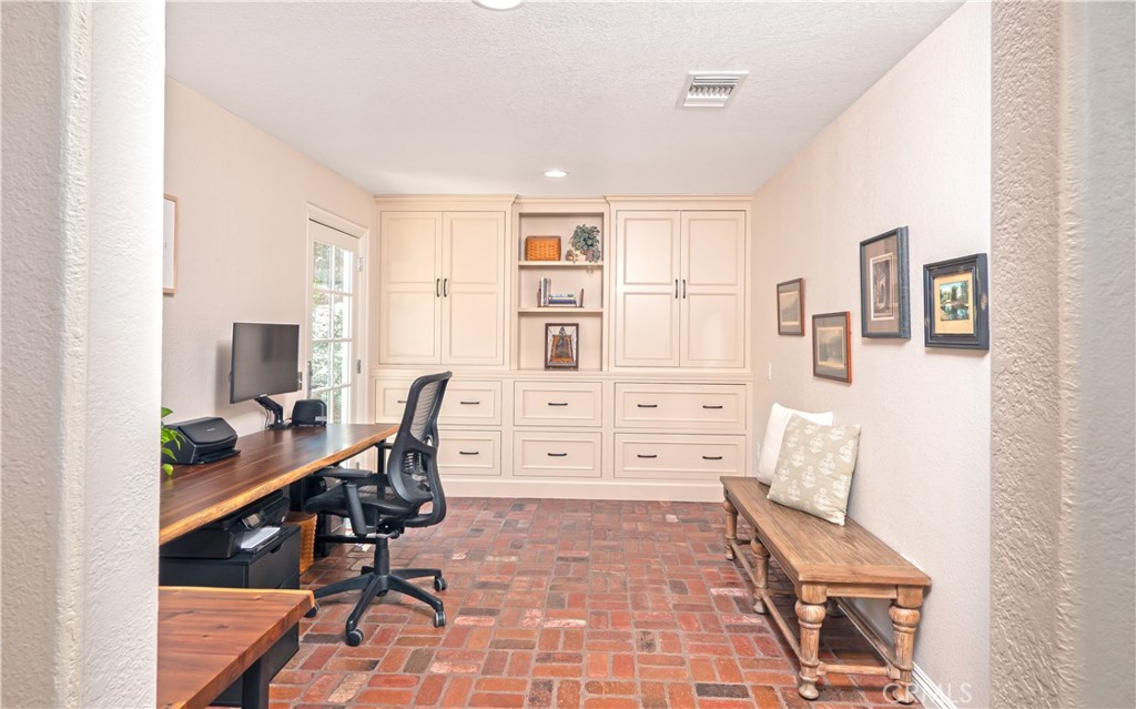 2372 Shadow Hill Drive Riverside, CA 92506 - Photo 20 of 75
