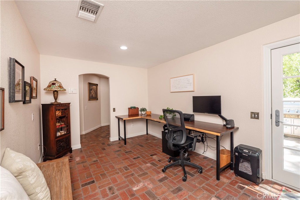 2372 Shadow Hill Drive Riverside, CA 92506 - Photo 22 of 75