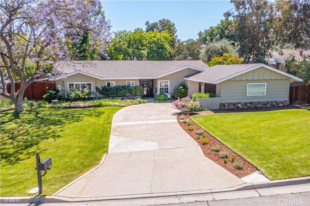 2372 Shadow Hill Drive Riverside, CA 92506 - Photo 4 of 75