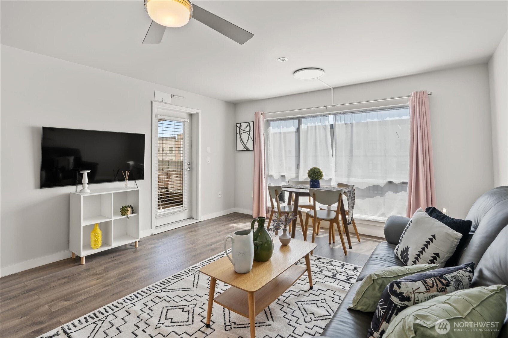 321 10th Avenue South, Unit 705 Seattle, WA 98104 - Photo 11 of 28