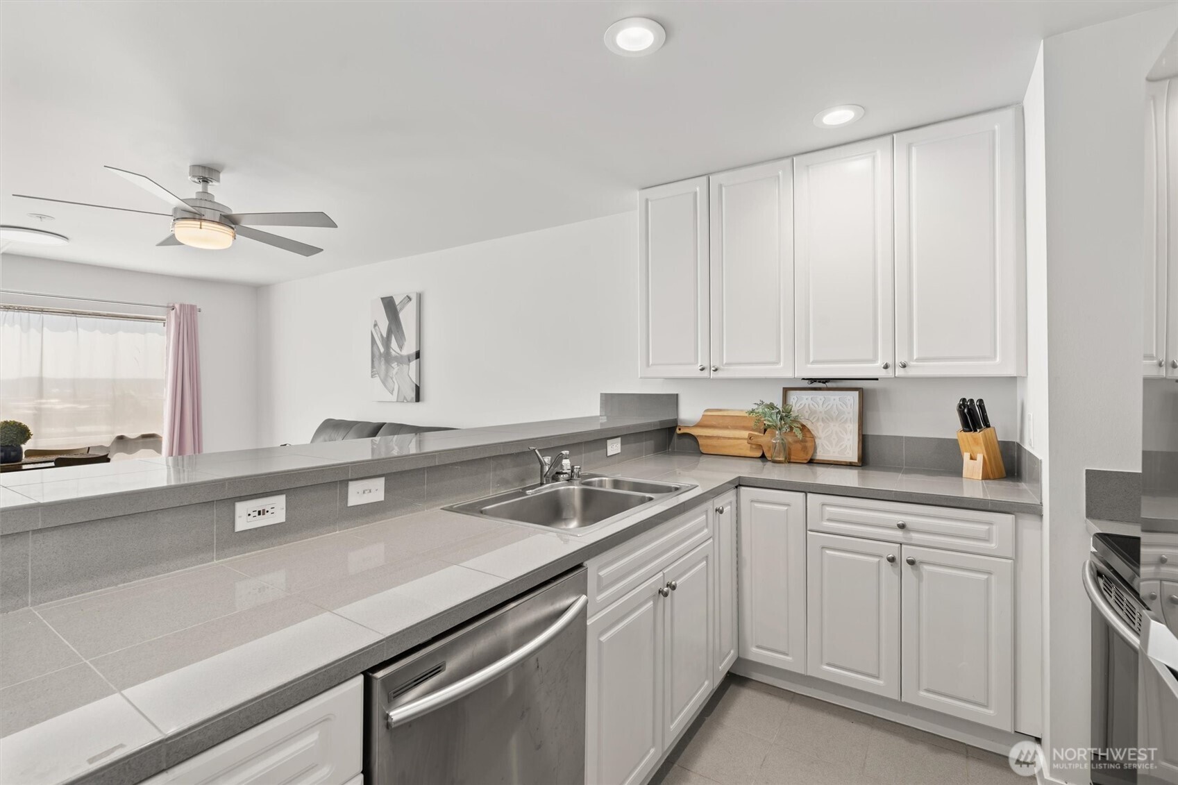 321 10th Avenue South, Unit 705 Seattle, WA 98104 - Photo 13 of 28