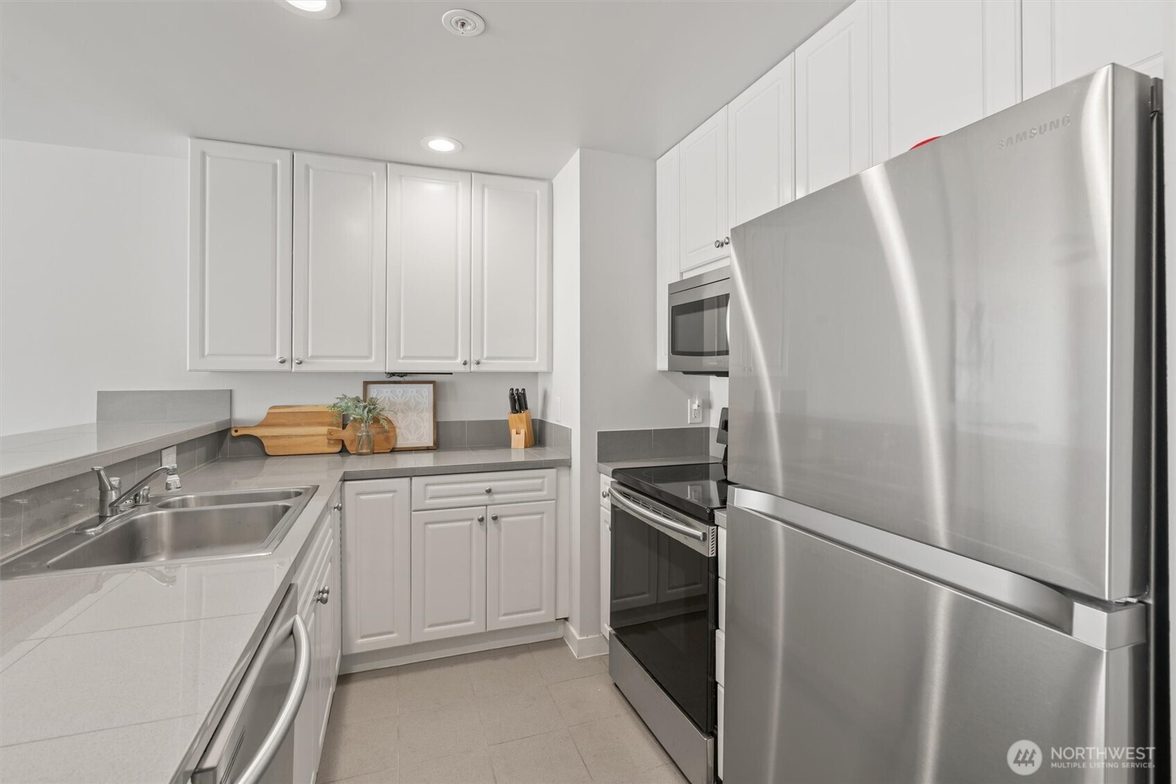 321 10th Avenue South, Unit 705 Seattle, WA 98104 - Photo 14 of 28
