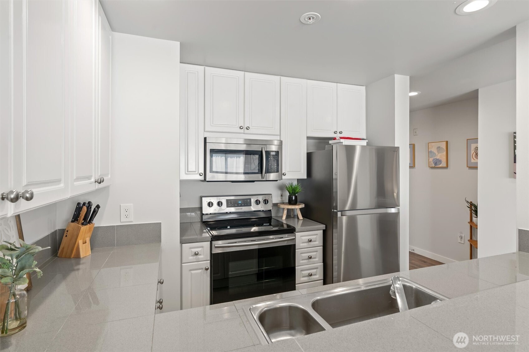 321 10th Avenue South, Unit 705 Seattle, WA 98104 - Photo 15 of 28