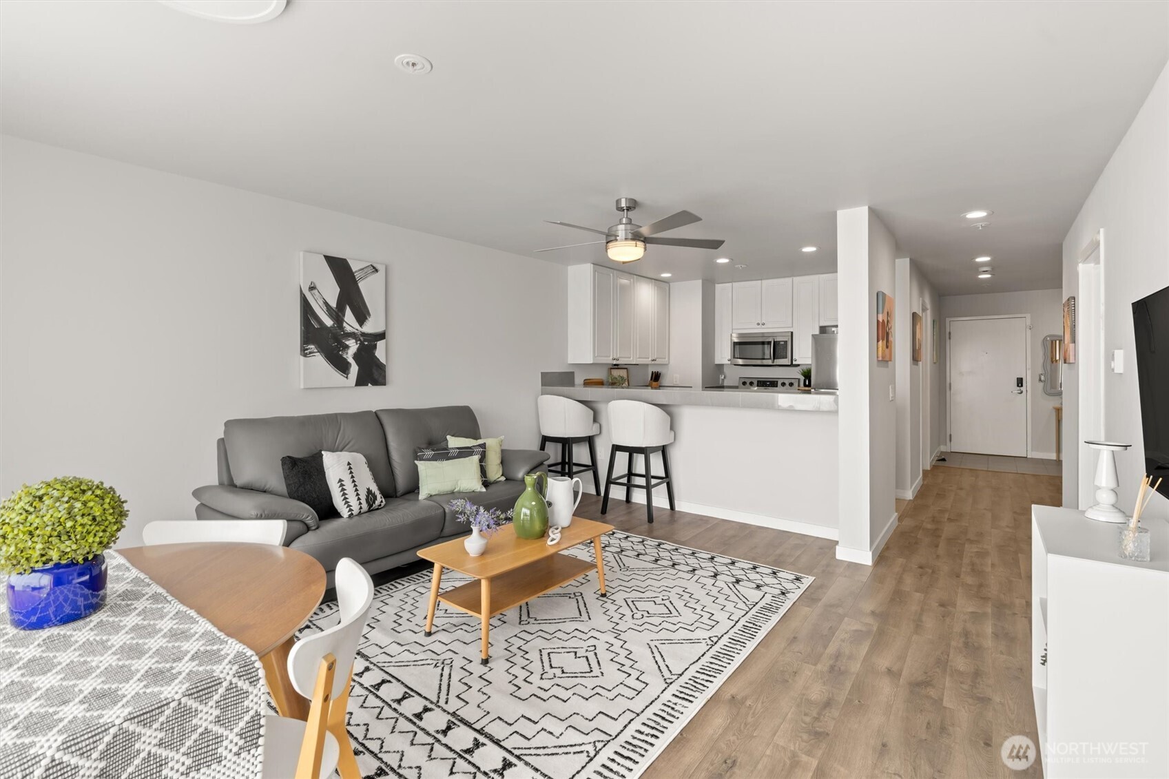 321 10th Avenue South, Unit 705 Seattle, WA 98104 - Photo 10 of 28