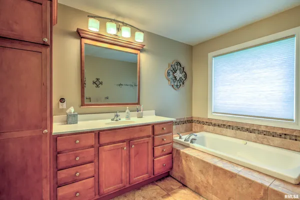 $374,900 | 1913 Dane - Kelsey Drive, Pekin, IL 61554