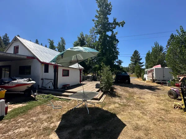 a view of a house with backyard and sitting area
