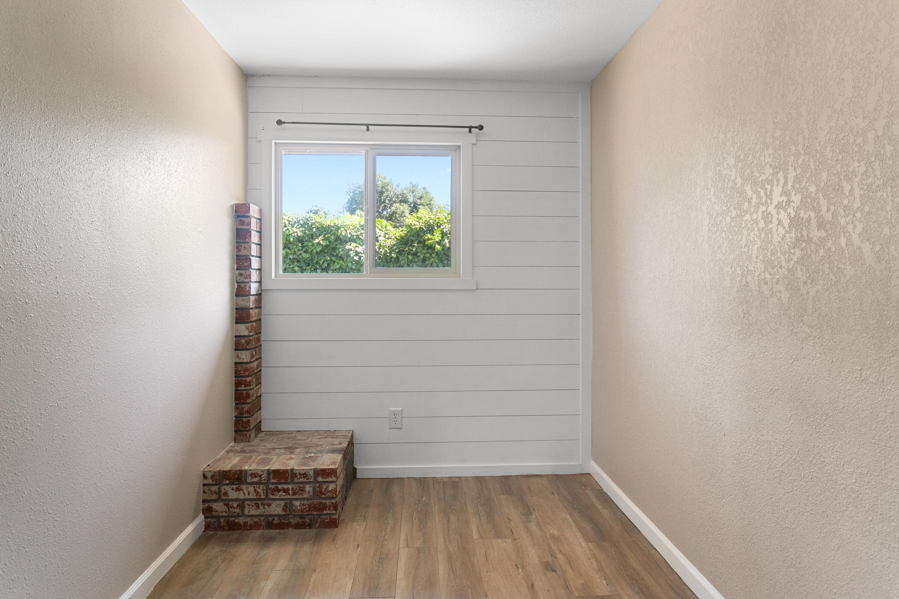 5858 Deschutes Road Anderson, CA 96007 - Photo 15 of 30 a view of small space with wooden floor