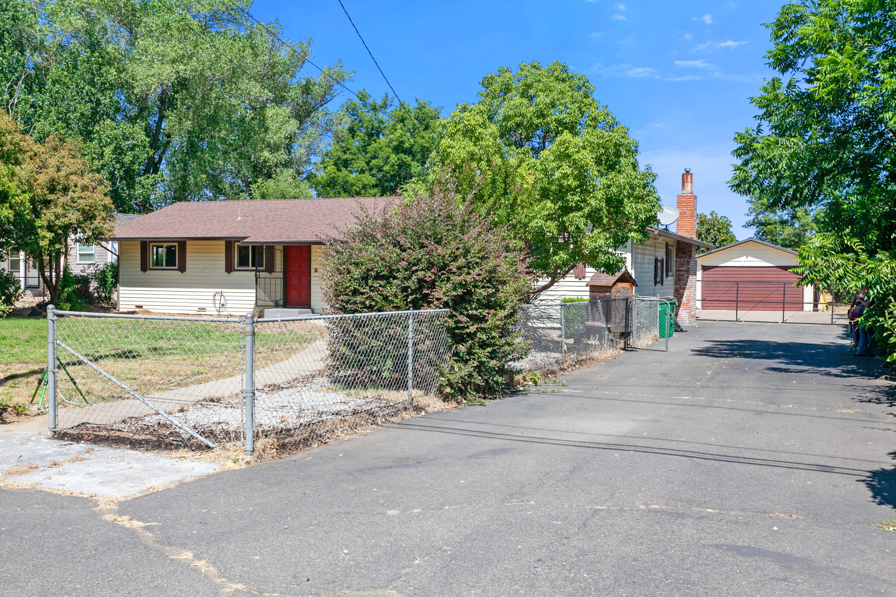 5858 Deschutes Road Anderson, CA 96007 - Photo 25 of 30 a view of a patio with a table and chairs under an umbrella