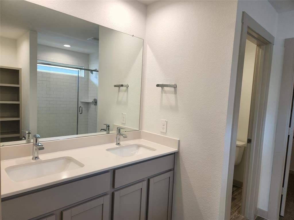 7826 Sleek Flock Lane Rosharon, TX 77583 - Photo 9 of 16 a bathroom with a sink and a mirror