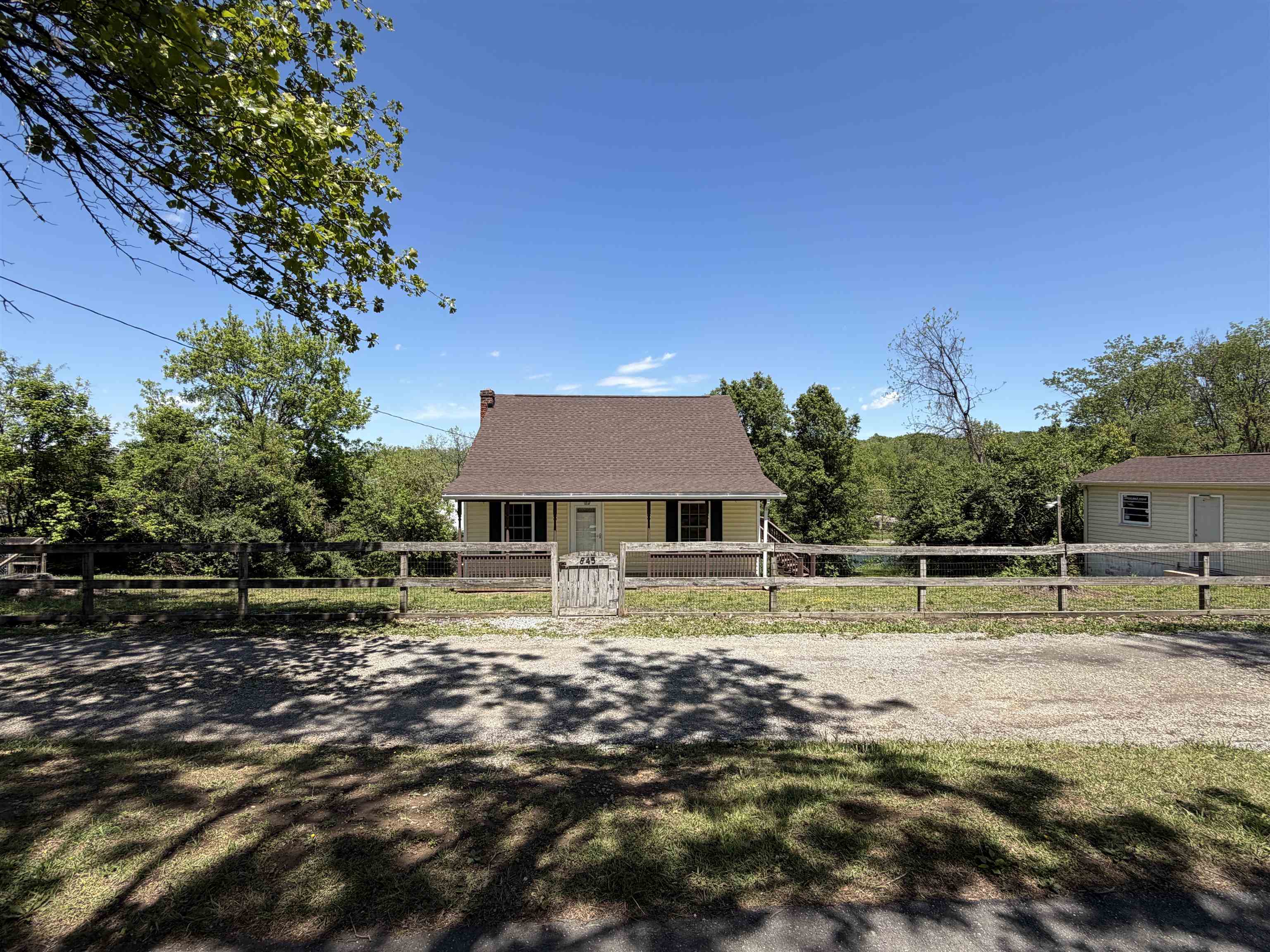 845 3rd Street Waynesboro, VA 22980 - Photo 2 of 31