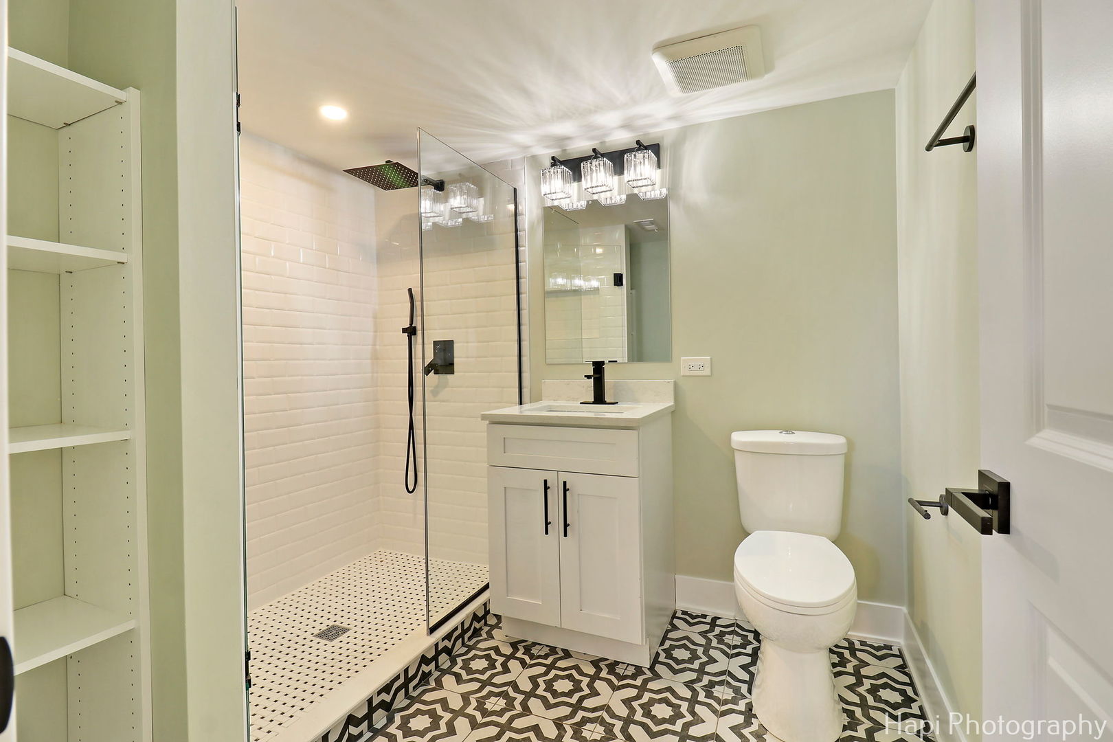539 South Plum Grove Road Palatine, IL 60067 - Photo 25 of 33 a bathroom with a toilet a sink and shower