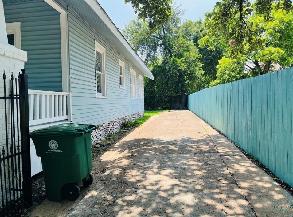 407 Sidney Street Houston, TX 77003 - Photo 3 of 17