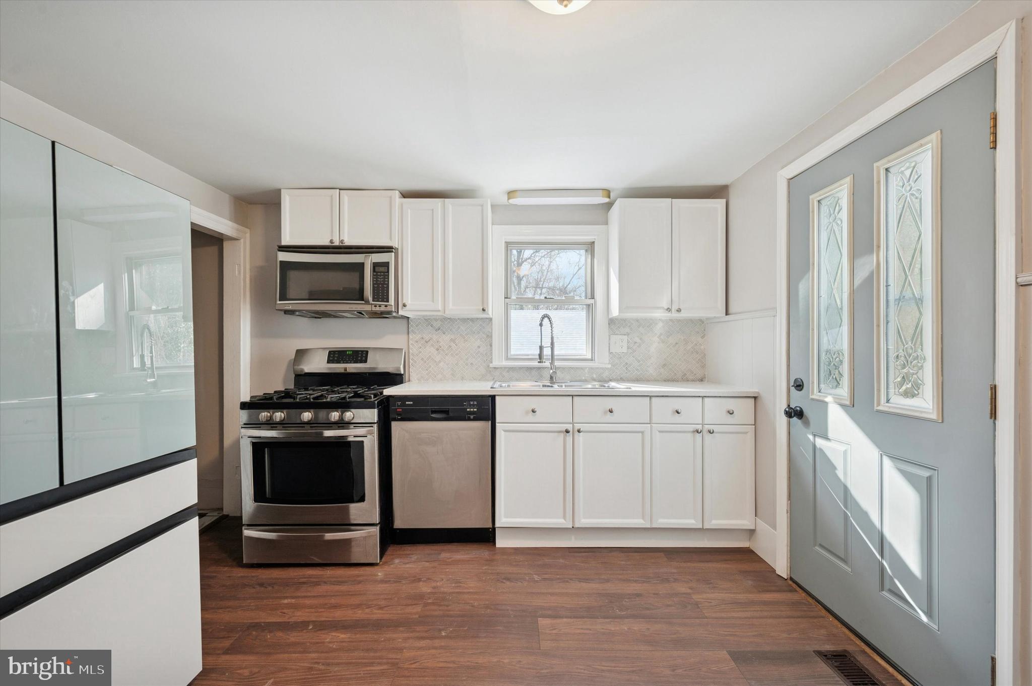 Nicely updated eat-in kitchen