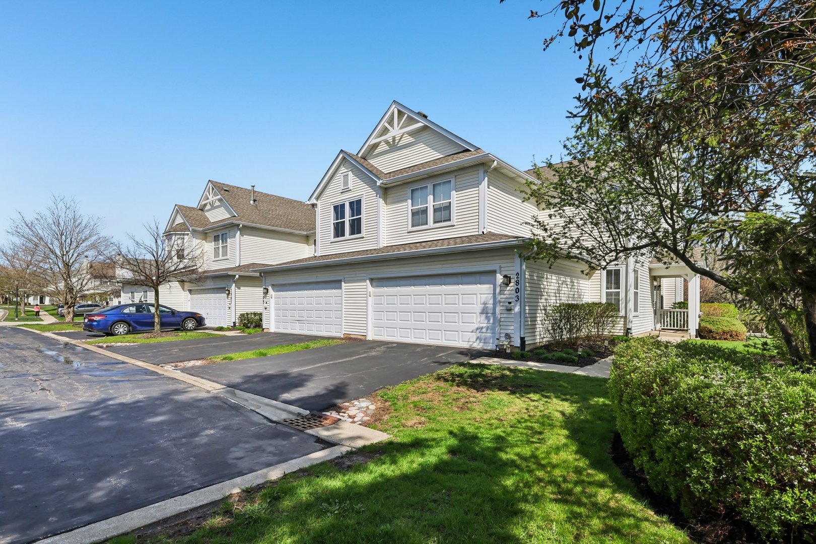 2805 Falling Waters Drive Lindenhurst, IL 60046 - Photo 2 of 29