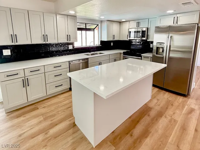 $2,400 | 6220 Carl Avenue, Las Vegas, NV 89108