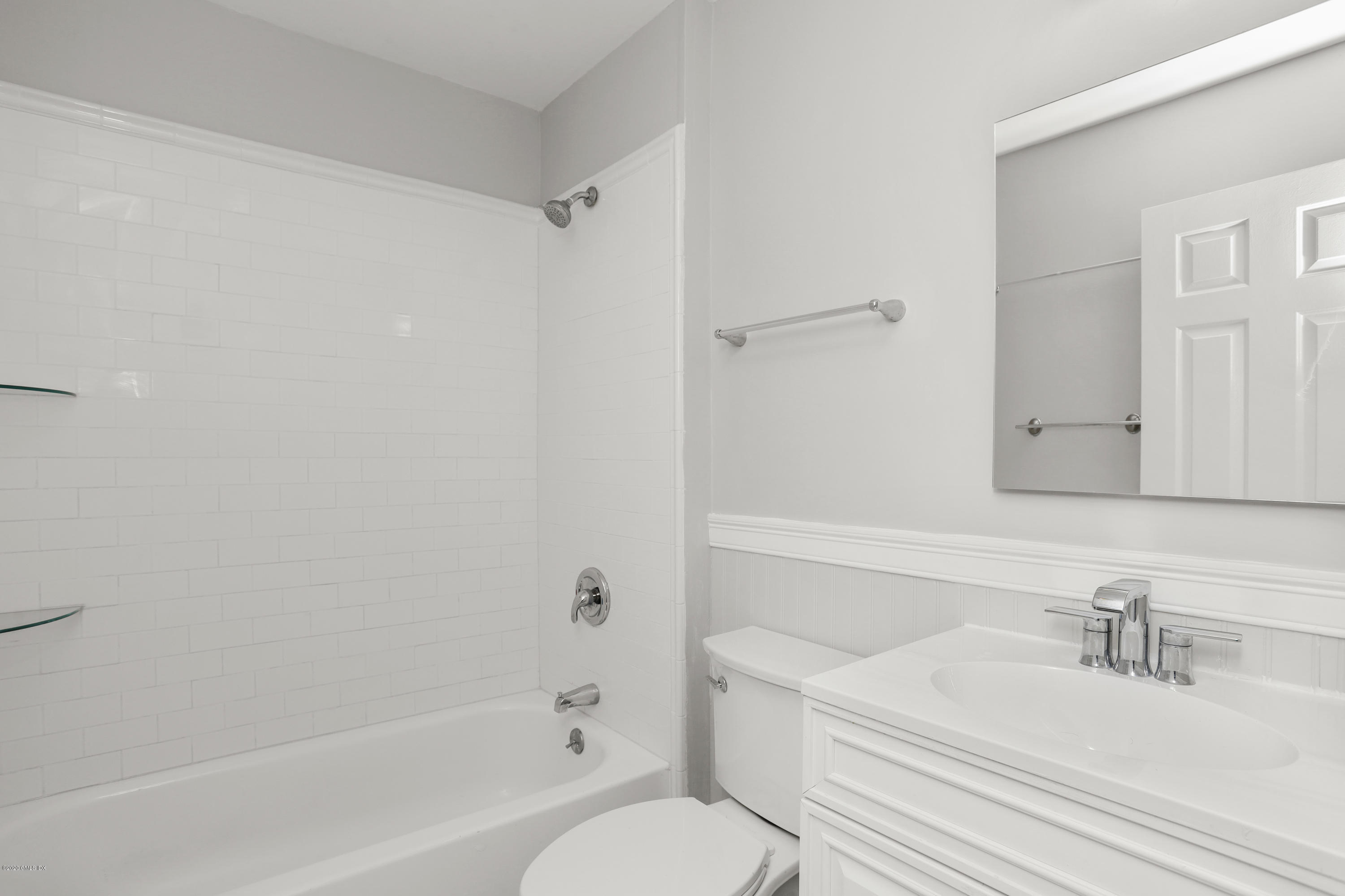 33 Talbot Lane, Unit 20 Greenwich, CT 06830 - Photo 12 of 20 a bathroom with a sink a toilet and a bathtub