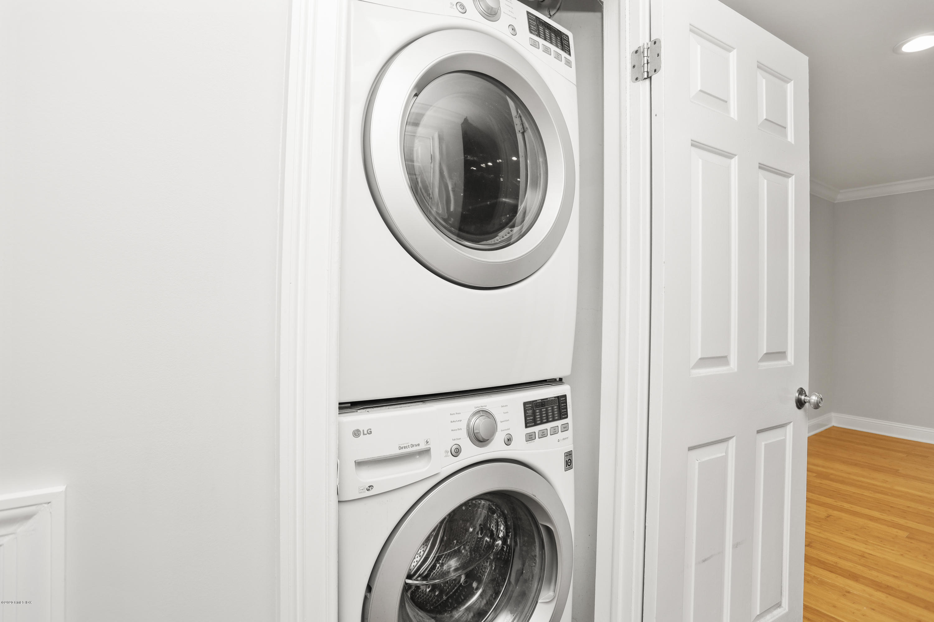 33 Talbot Lane, Unit 20 Greenwich, CT 06830 - Photo 15 of 20 a utility room with dryer and washer