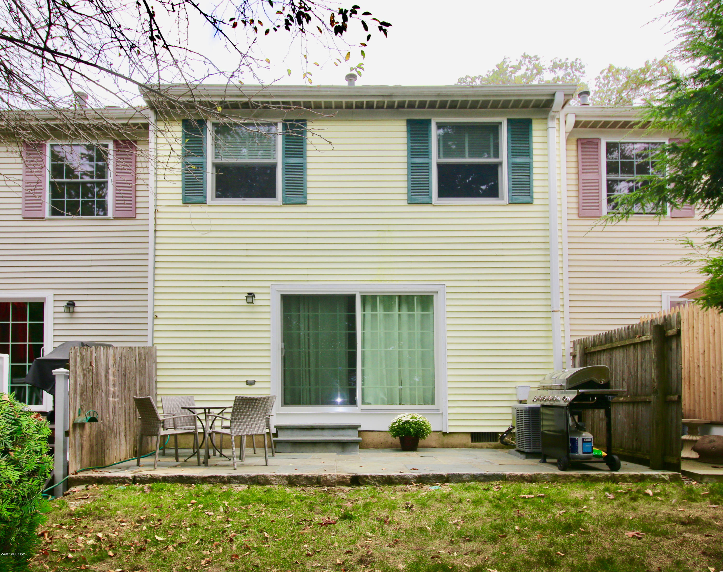 33 Talbot Lane, Unit 20 Greenwich, CT 06830 - Photo 20 of 20 a view of a house with a backyard and a chair