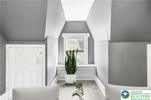 a view of entryway with livingroom