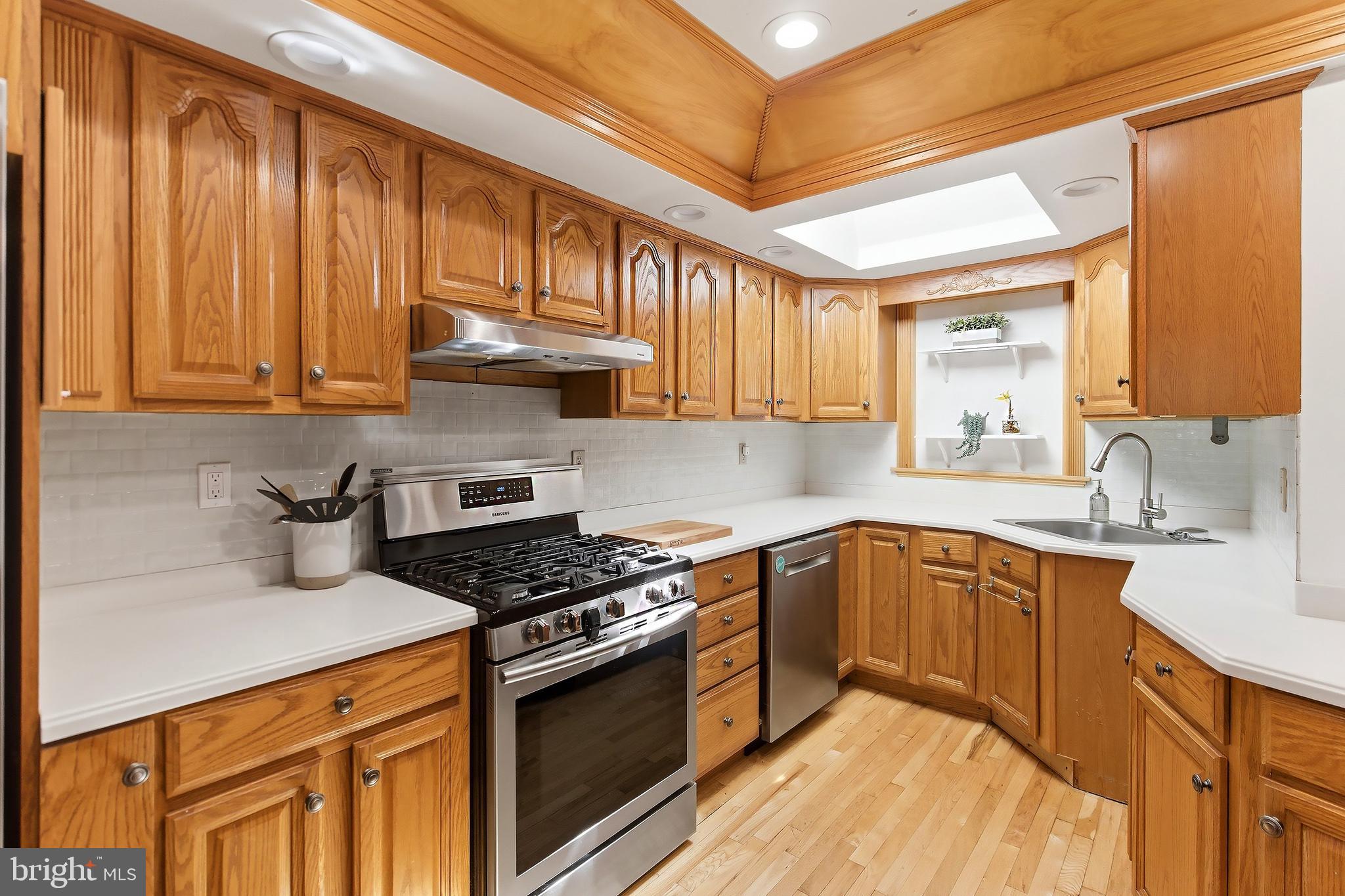 144 Maple Shade Avenue Hamilton, NJ 08610 - Photo 10 of 33 Kitchen