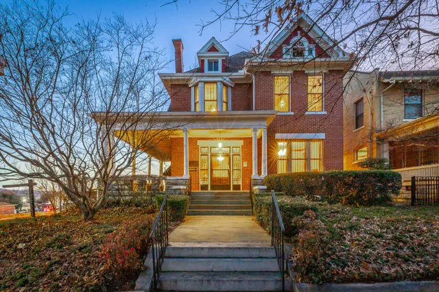 $1,100,000 | 930 Oak Street, Chattanooga, TN 37403