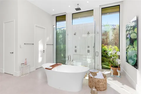 $13,995,000 | 100 Royal Palm Drive, Fort Lauderdale, FL 33301