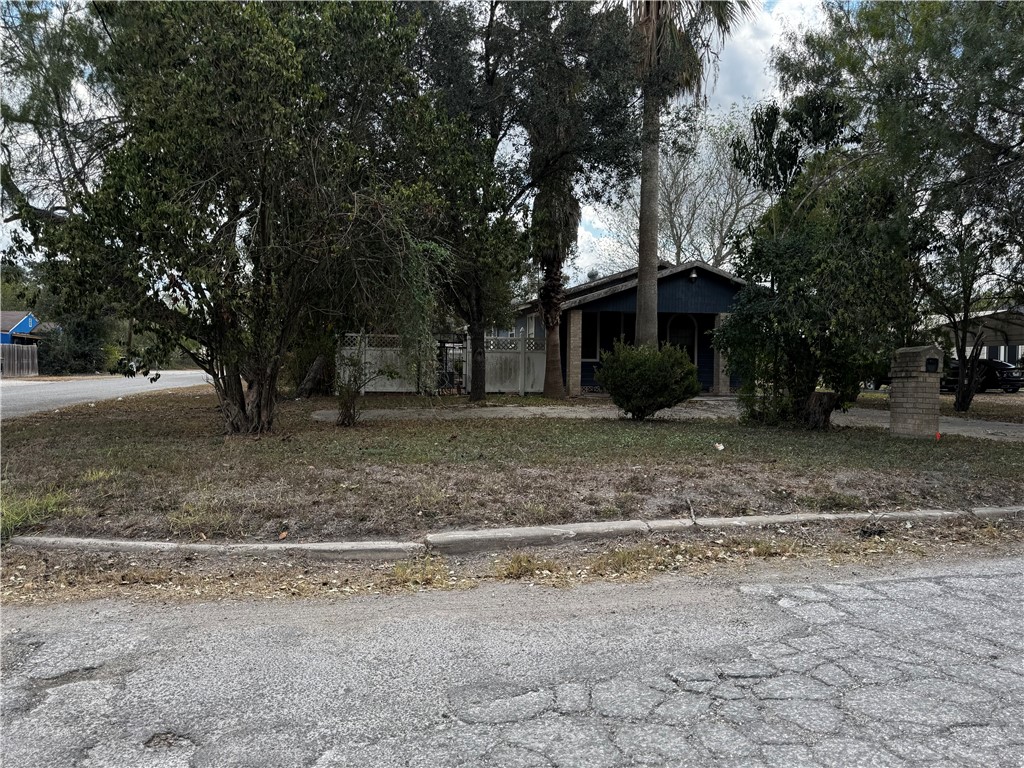 200 West 5th Street Alice, TX 78332 - Photo 2 of 4 a view of a house with a yard