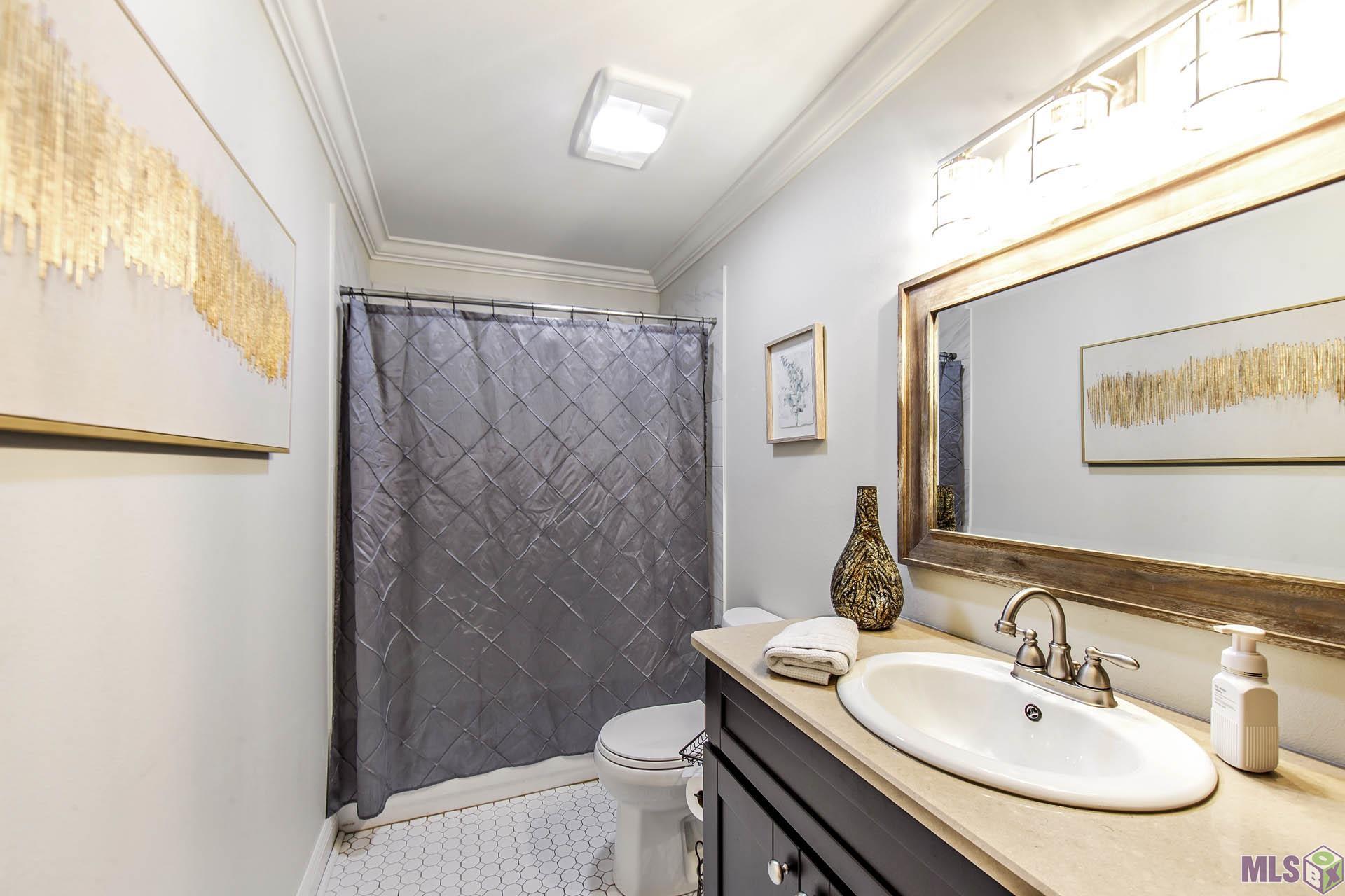 5 Houston Avenue Houma, LA 70360 - Photo 12 of 13 Hall Bath