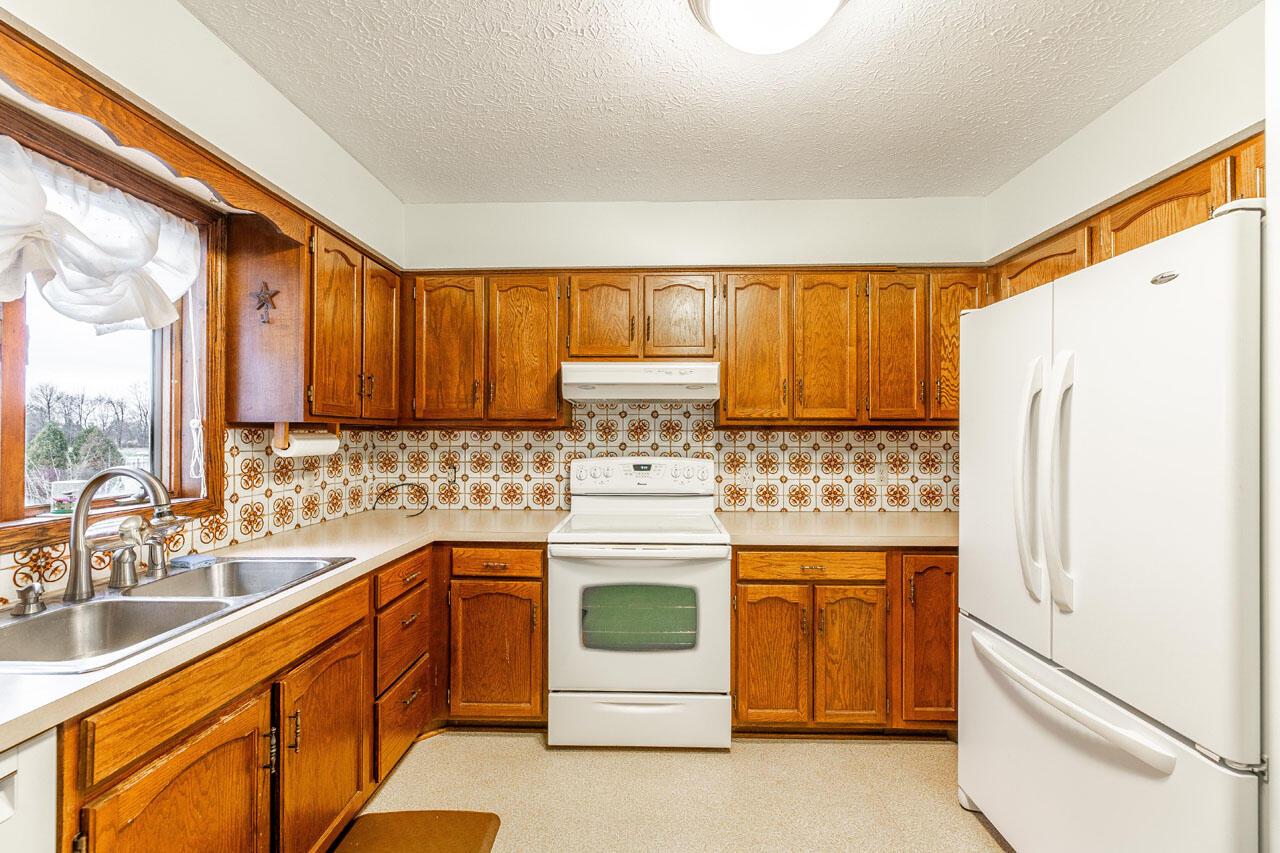 3744 Hazelton-Etna Road Southwest Pataskala, OH 43062 - Photo 10 of 87 Kitchen