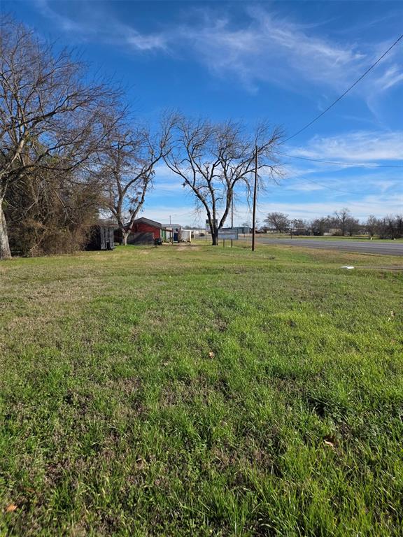 175 West Mabank Tx 75147 Mabank, TX 75147 - Photo 2 of 5 a view of a big yard next to a house