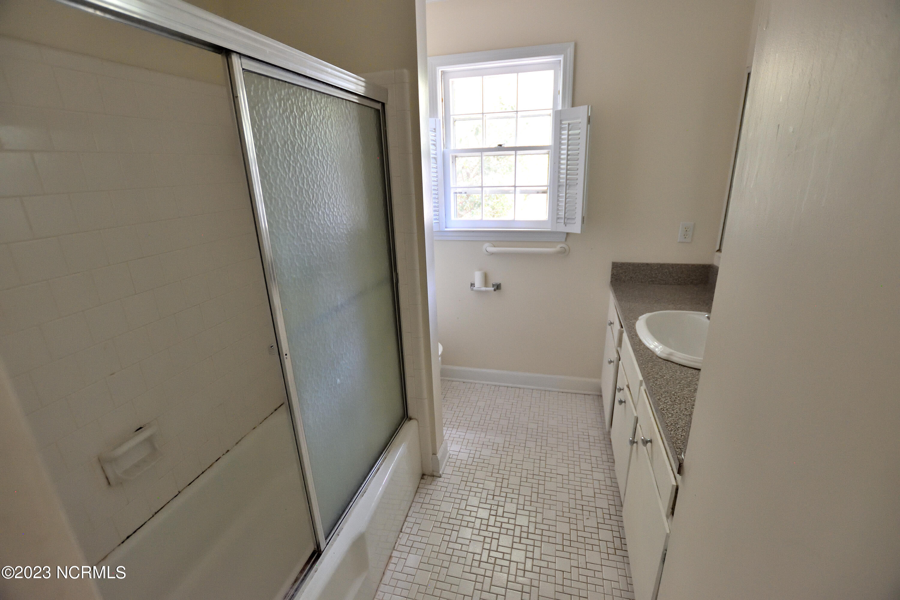 1633 Country Club Road Rocky Mount, NC 27804 - Photo 18 of 27 Hall Bathroom