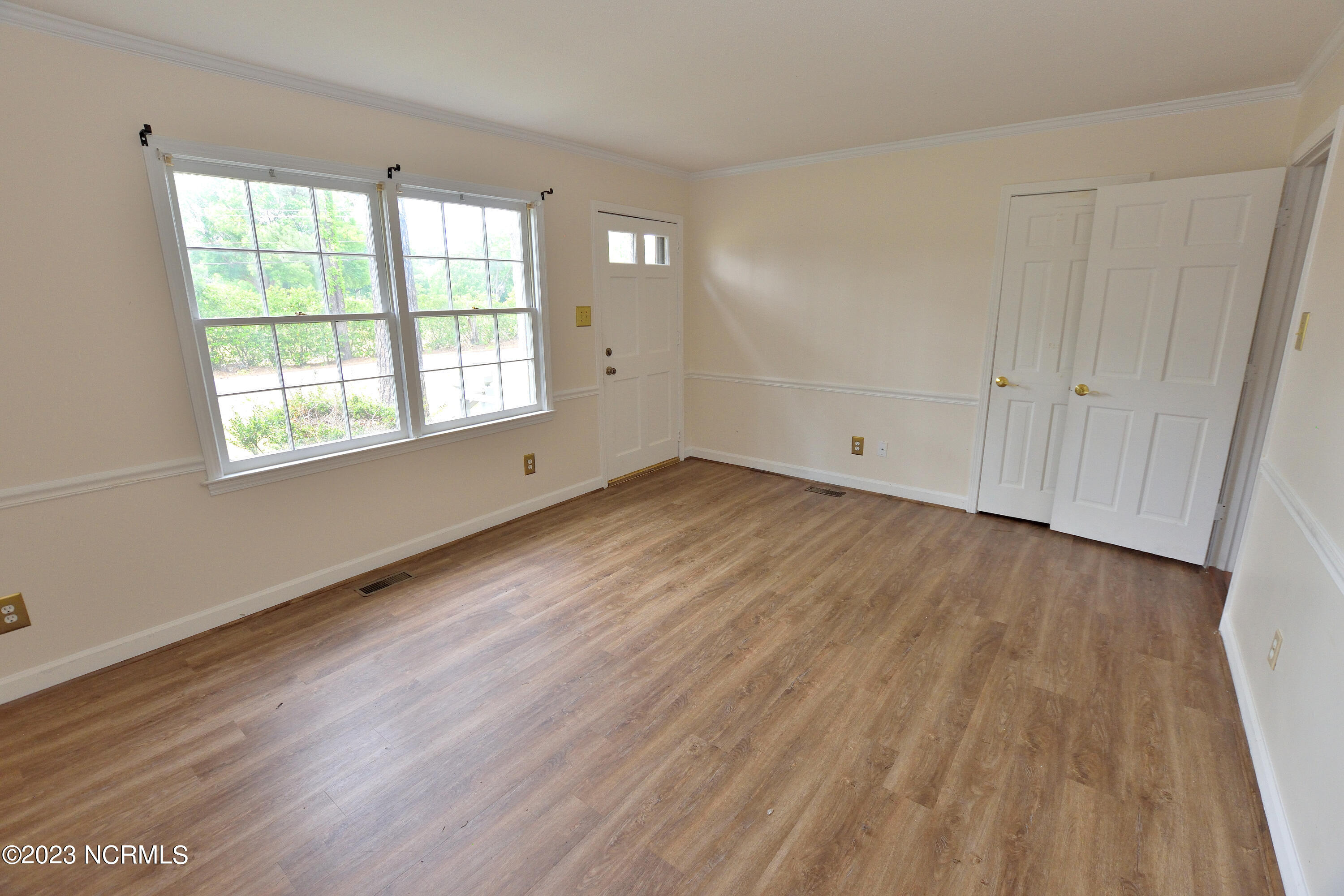 1633 Country Club Road Rocky Mount, NC 27804 - Photo 8 of 27 Living Room