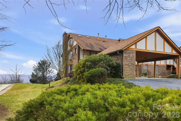 a view of a house with backyard and garden