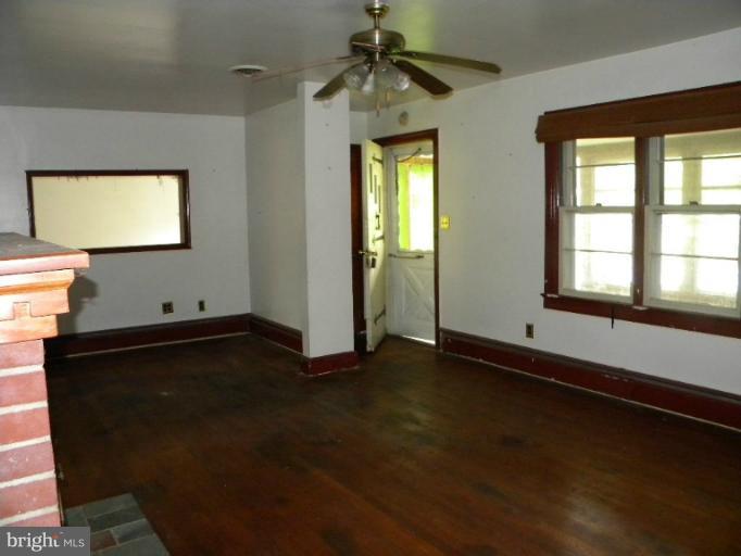 10217 Golf Course Road Ocean City, MD 21842 - Photo 2 of 8 Living Room