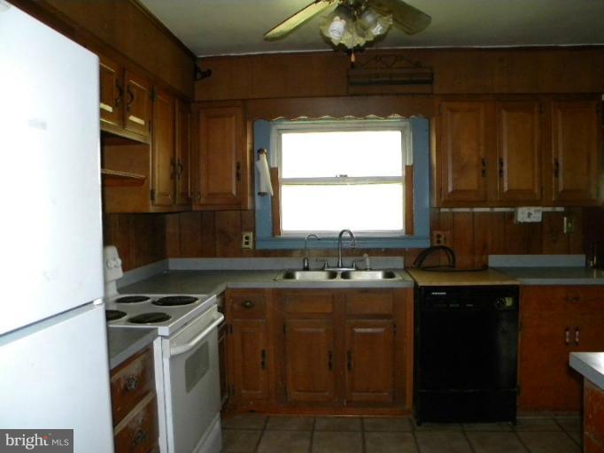 10217 Golf Course Road Ocean City, MD 21842 - Photo 4 of 8 Kitchen