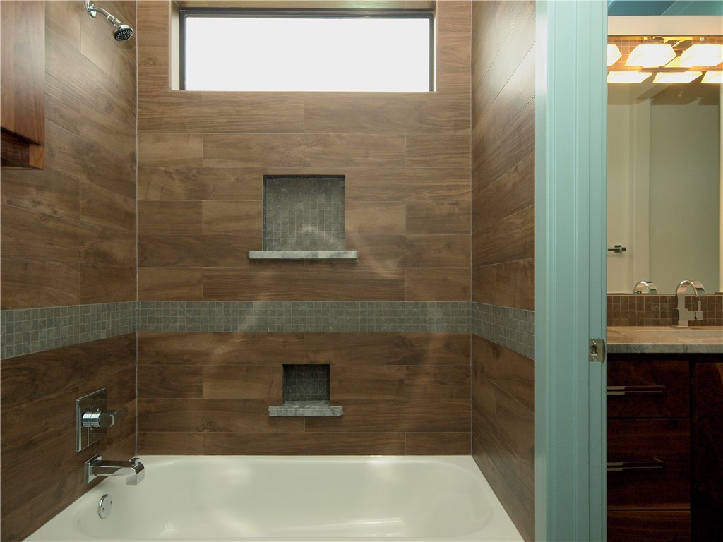 306 Franklin Boulevard, Unit B Austin, TX 78751 - Photo 13 of 23 a bathroom with a shower