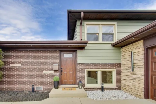 $3,850 | 909 South Waverly Avenue, Mount Prospect, IL 60056